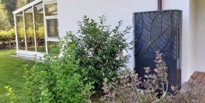 Lambda Wärmepumpe an einer Hauswand