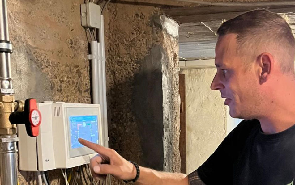 Ein Techniker von TCA betreut eine Lambda Wärmepumpe im Saarland