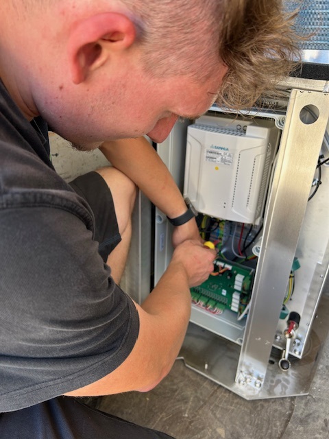 Ein Techniker von TCA repariert eine Lambda Wärmepumpe im Saarland